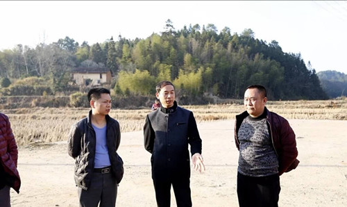 厦门市松溪商会常务副会长蔡代寿带头捐助修条通往乡村的振兴路
