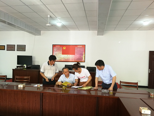 南平市委统战部副部长、市工商联党组书记黄雄杰一行到松溪县雷畲村慰问贫困户