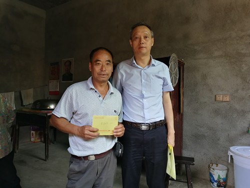 南平市委统战部副部长、市工商联党组书记黄雄杰一行到松溪县雷畲村慰问贫困户